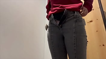 【更衣室でオナニー】 隣で着替えてる人にオナニーしてるのバレそうになりました