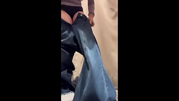 【更衣室でオナニー】 隣で着替えてる人にオナニーしてるのバレそうになりました