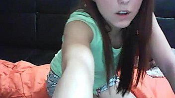 Jovem ninfeta mostrando a bunda com batom