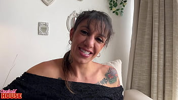 Essa noiva de grelo grande adora trepar com homens fora do relacionamento