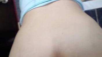 Zamira culona llega del gimnasio y su hijastro le chupa el ano y luego ella lo masturba con los pies