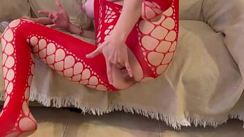 Chica sexy 18 años se masturba hasta que moja el sofa