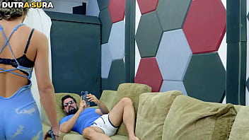 Fui visitar minha amiga chegando lá avistei o frotinha deitado no sofá não acreditei tive que fazer um vídeo pra mandar pro meu corno chifrudo completo no red