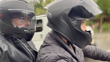 Desconocido Sube A Mi Moto Lo Llevo A Su Casa Y Me Paga El Viaje Con Su Gran Culo thumbnail