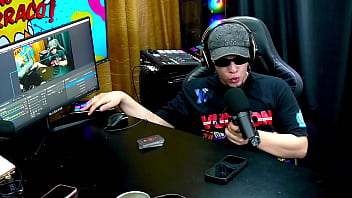 A novinha mostrou a buceta no meio do podcast tava molhadinha o barraco pegou fogo pápum no barraco