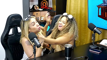 A novinha mostrou a buceta no meio do podcast tava molhadinha o barraco pegou fogo pápum no barraco