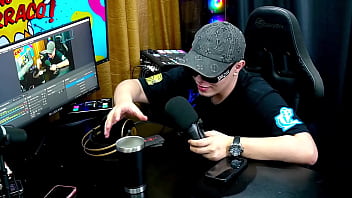 A novinha mostrou a buceta no meio do podcast tava molhadinha o barraco pegou fogo pápum no barraco