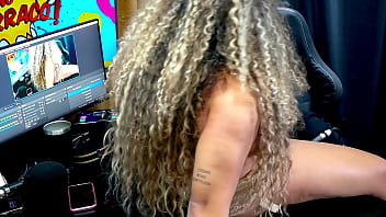 A novinha mostrou a buceta no meio do podcast tava molhadinha o barraco pegou fogo pápum no barraco