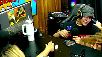 A novinha mostrou a buceta no meio do podcast tava molhadinha o barraco pegou fogo pápum no barraco