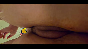 Candid sandy voyeur view of her phat pussy lips as she gets wet in the tub