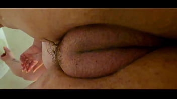 Candid sandy voyeur view of her phat pussy lips as she gets wet in the tub