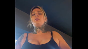 Mulher é observada por marombeira na academia em são paulo e fica com a buceta molhada escorrendo pelas pernas