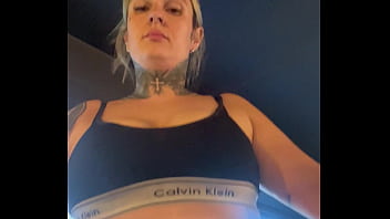 Mulher é observada por marombeira na academia em são paulo e fica com a buceta molhada escorrendo pelas pernas