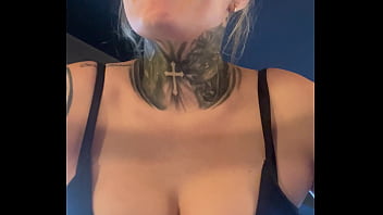 Mulher é observada por marombeira na academia em são paulo e fica com a buceta molhada escorrendo pelas pernas