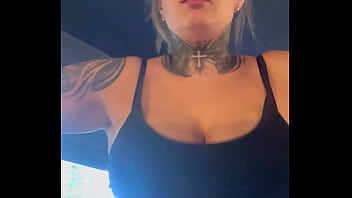 Mulher é observada por marombeira na academia em são paulo e fica com a buceta molhada escorrendo pelas pernas