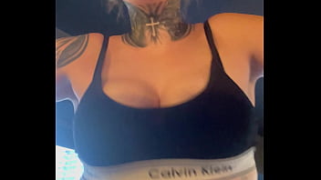 Mulher é Observada Por Marombeira Na Academia Em São Paulo E Fica Com A Buceta Molhada Escorrendo Pelas Pernas thumbnail