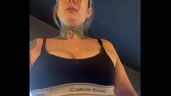 Mulher é observada por marombeira na academia em são paulo e fica com a buceta molhada escorrendo pelas pernas