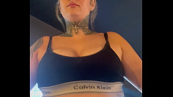 Mulher é observada por marombeira na academia em são paulo e fica com a buceta molhada escorrendo pelas pernas