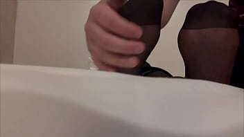 出張先ホテルでマッサージ師に身体をほぐしてもらっていたら段々とパンツの中に手を入れてきてそのままsexする ol。