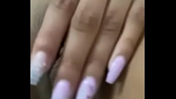 Una chica bien concentrada en disfrutar