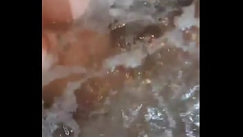 Le gusta bañarce y que la vean masturbandose