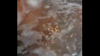 Le gusta bañarce y que la vean masturbandose