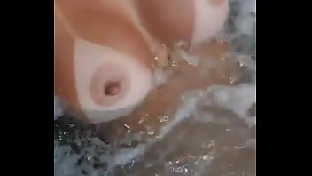 Le Gusta Bañarce Y Que La Vean Masturbandose thumbnail