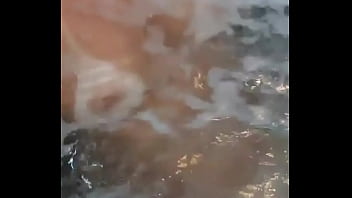 Le gusta bañarce y que la vean masturbandose