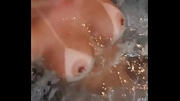 Le gusta bañarce y que la vean masturbandose