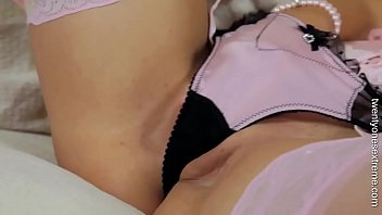 Sexy burnett lana plays with her dildo