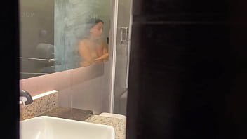 Mi hermanastra caliente me deja follar su culo en la ducha cum in mouth