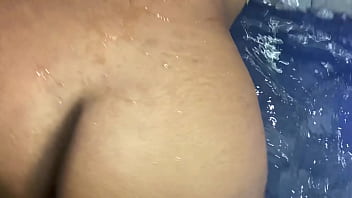 Transamos na banheira ficou de quatro e enfiei minha rola toda