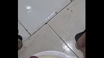 Tô no cio e gozando com vontade