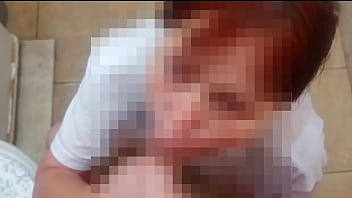 Ruivinha vê seu primo se masturbando no banho e resolve ajudá lo