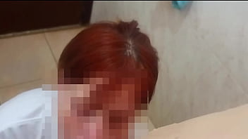 Ruivinha vê seu primo se masturbando no banho e resolve ajudá lo