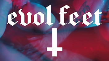 Foot fetish threesome with lesbians in the bathtub