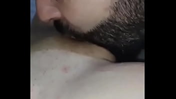 Marido corno limpando a porra do comedor da buceta da esposa