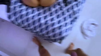 Sexo caliente con una latina milf luego de una crisis de los cuarenta