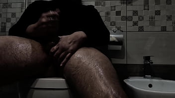 Ansima e geme di piacere durante l'orgasmo sborrata forte e un cazzo bello duro guarda come schizzo