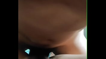 Se hace la mimida pero coopera para que le saque la tanga