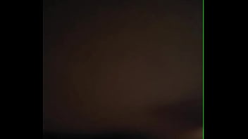 Se hace la mimida pero coopera para que le saque la tanga