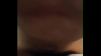 Se hace la mimida pero coopera para que le saque la tanga