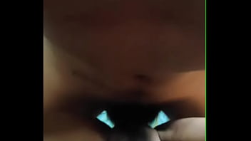 Se hace la mimida pero coopera para que le saque la tanga