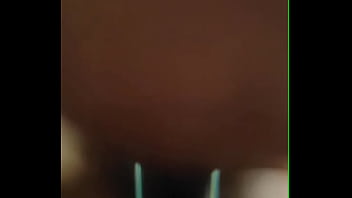 Se hace la mimida pero coopera para que le saque la tanga