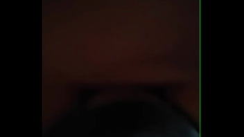 Se hace la mimida pero coopera para que le saque la tanga