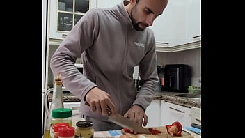 Cocino una tortilla me desnudo me pajeo y me corro sobre la comida