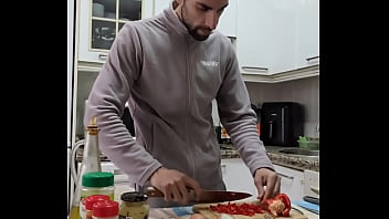 Cocino una tortilla me desnudo me pajeo y me corro sobre la comida