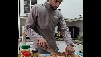 Cocino Una Tortilla Me Desnudo Me Pajeo Y Me Corro Sobre La Comida thumbnail