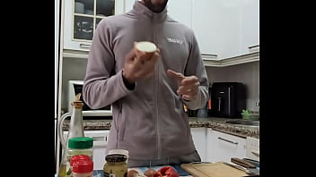 Cocino una tortilla me desnudo me pajeo y me corro sobre la comida