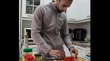 Cocino una tortilla me desnudo me pajeo y me corro sobre la comida
